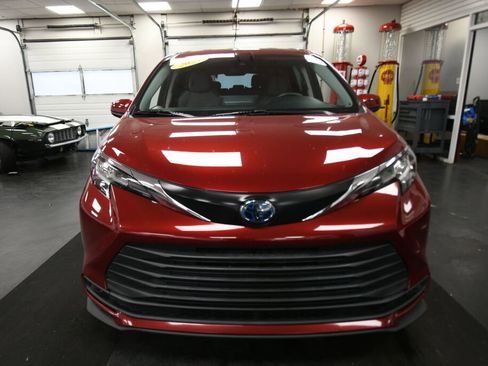 Used 2021 Toyota Sienna LE FWD image 2