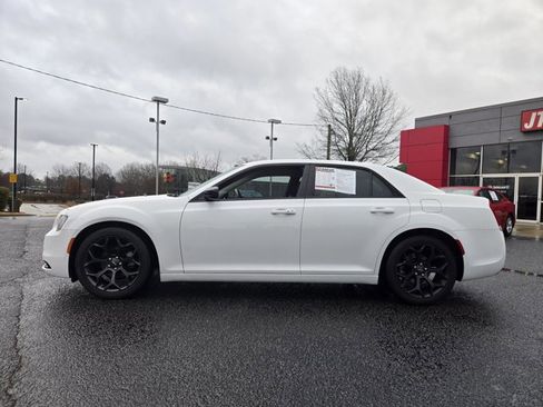 Used 2019 Chrysler 300 Touring w/ Sport Appearance Package image 9