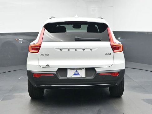 Used 2024 Volvo XC40 B5 Plus image 7