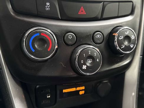 Used 2022 Chevrolet Trax LT w/ LT Convenience Package image 21