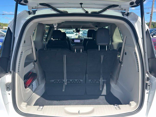 Used 2022 Chrysler Pacifica Touring-L FWD image 10