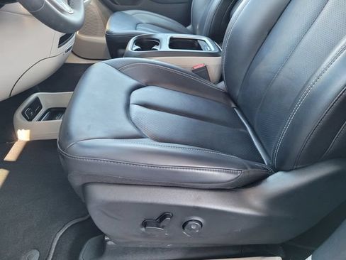 Used 2023 Chrysler Pacifica Touring-L FWD image 16