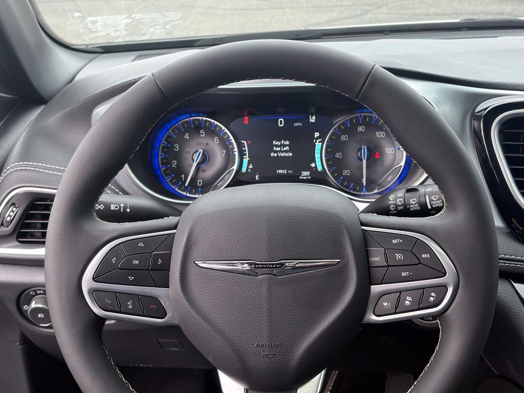 Used 2026 Chrysler Pacifica Limited FWD image 23