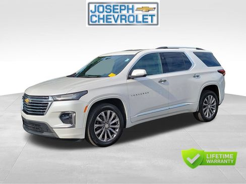 Used 2023 Chevrolet Traverse Premier FWD image 2