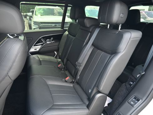 Used 2025 Land Rover Range Rover Long Wheelbase SE AWD/4WD image 8