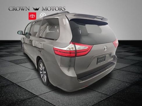 Used 2018 Toyota Sienna XLE image 4