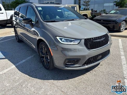 Used 2025 Chrysler Pacifica Limited AWD/4WD image 7
