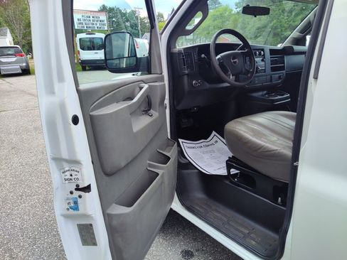 Used 2016 GMC Savana 3500 Extended image 11