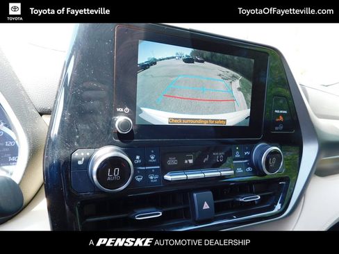 Used 2024 Toyota Highlander XLE image 11