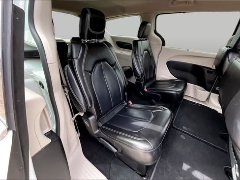 Used 2023 Chrysler Pacifica Touring-L FWD image 18