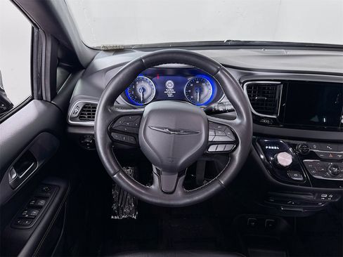 Used 2018 Chrysler Pacifica Touring-L Plus image 18