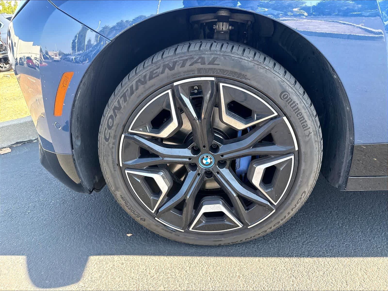 Used 2024 BMW iX xDrive50 w/ Premium Package AWD/4WD image 33