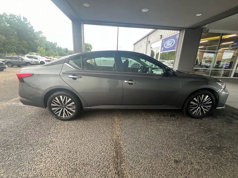 Used 2025 Nissan Altima 2.5 SV FWD image 10