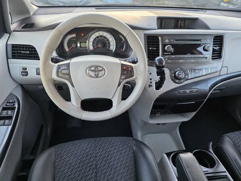 Used 2014 Toyota Sienna SE FWD image 17