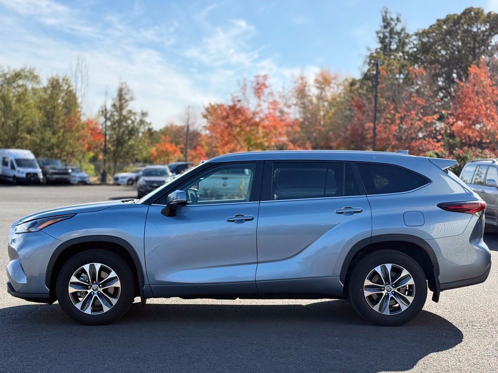 Used 2024 Toyota Highlander XLE AWD/4WD image 2