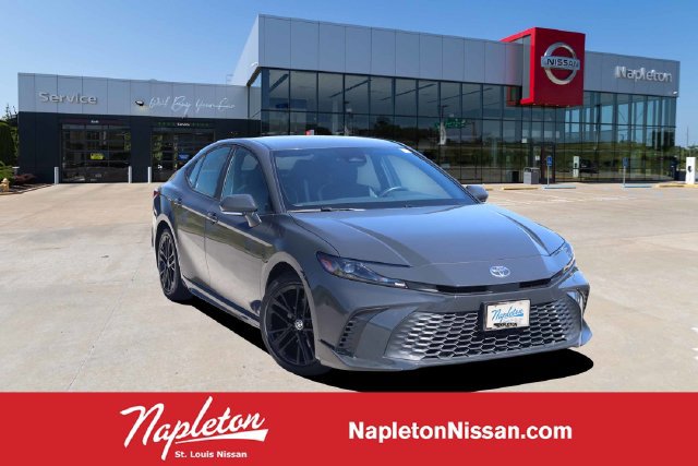 Used 2025 Toyota Camry SE FWD image 1