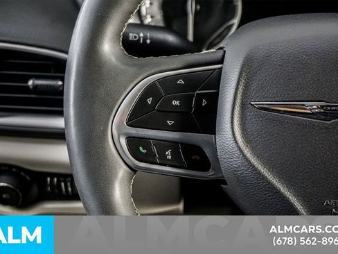 Used 2024 Chrysler Pacifica Touring-L image 25