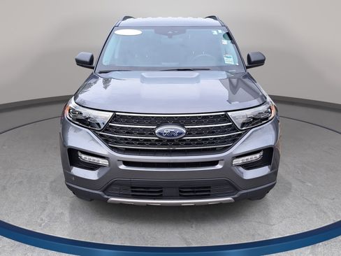 Used 2023 Ford Explorer XLT w/ Equipment Group 202A RWD image 2