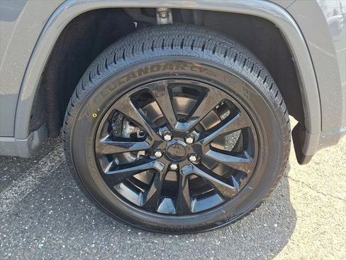 Certified 2022 Jeep Grand Cherokee Laredo X image 9