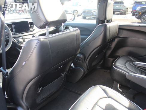 Used 2025 Chrysler Pacifica Limited image 22