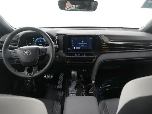 Used 2025 Toyota Camry SE w/ Convenience Package image 13