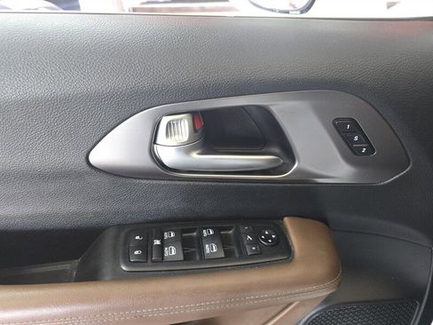 Used 2018 Chrysler Pacifica Limited image 19