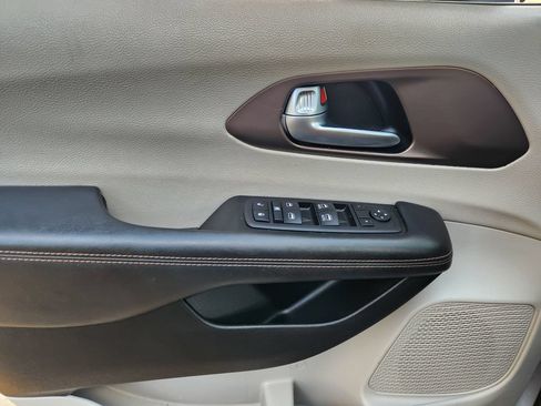 Used 2018 Chrysler Pacifica Touring-L FWD image 24