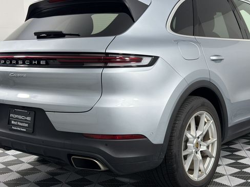 Certified 2024 Porsche Cayenne AWD/4WD image 24