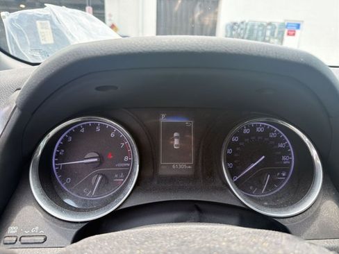 Used 2019 Toyota Camry SE w/ Convenience Package FWD image 9