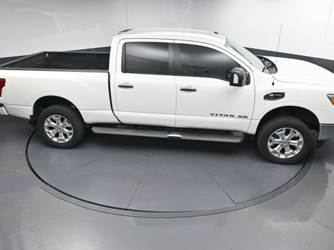 Used 2019 Nissan Titan SV w/ SV Convenience Package image 35