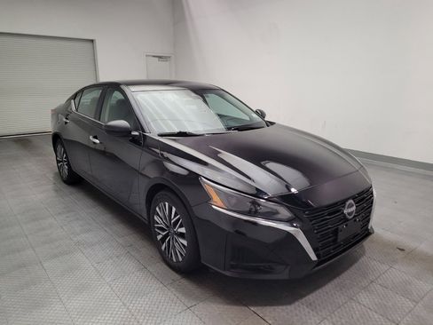 Used 2025 Nissan Altima 2.5 SV FWD image 13