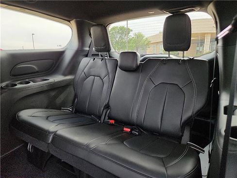 New 2026 Chrysler Pacifica Select FWD image 9