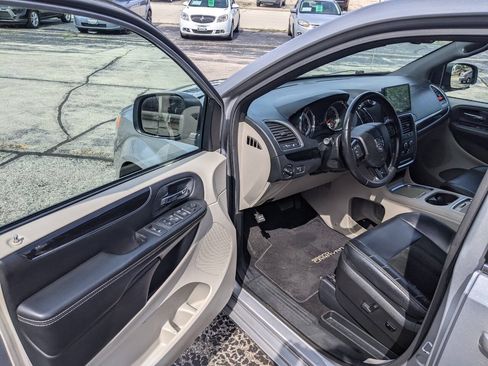 Used 2017 Dodge Grand Caravan SXT FWD image 9