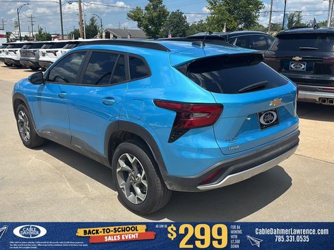 Used 2025 Chevrolet Trax LT w/ Sunroof Package FWD image 4
