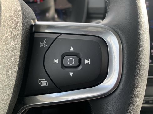 Used 2025 Volvo XC40 B5 Plus image 20