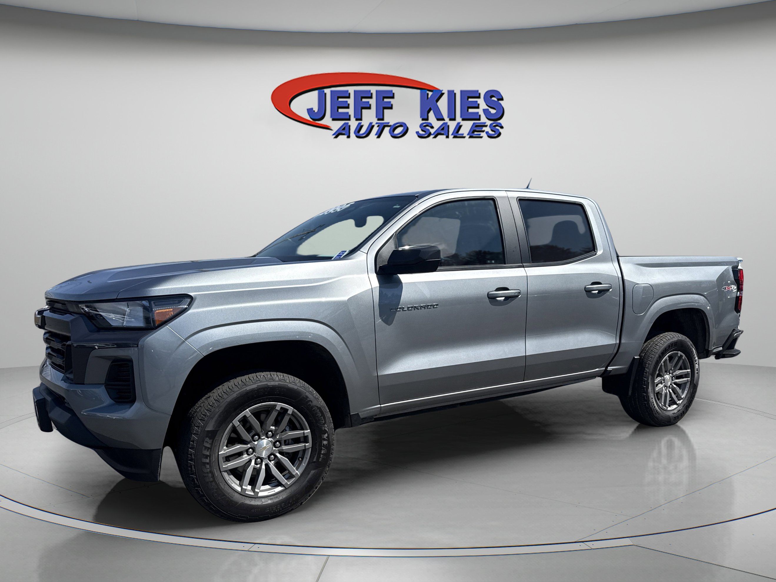Used 2024 Chevrolet Colorado LT AWD/4WD image 1