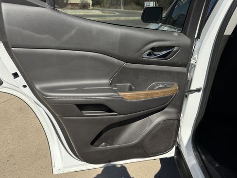 Used 2023 GMC Acadia SLE w/ Driver Convenience Package image 14