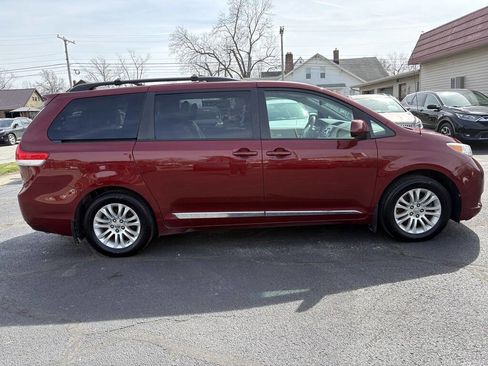 Used 2012 Toyota Sienna XLE image 6