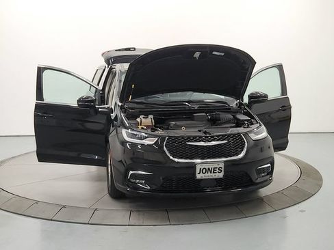 Used 2024 Chrysler Pacifica Touring-L FWD image 11