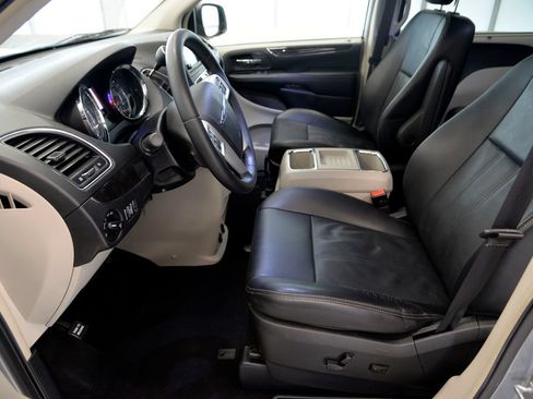 Used 2015 Chrysler Town & Country Touring FWD image 16