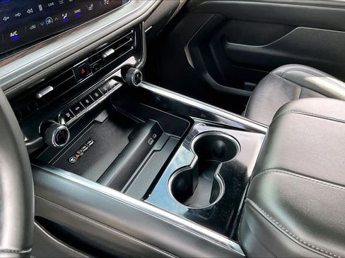 Certified 2025 Chevrolet Suburban LT image 16