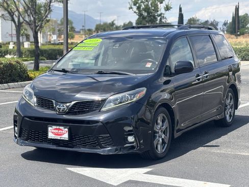 Used 2018 Toyota Sienna SE Premium w/ Carpet Mat Package image 3