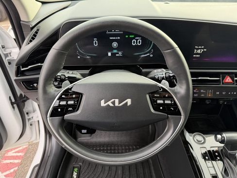 Used 2023 Kia Niro SX Touring image 19