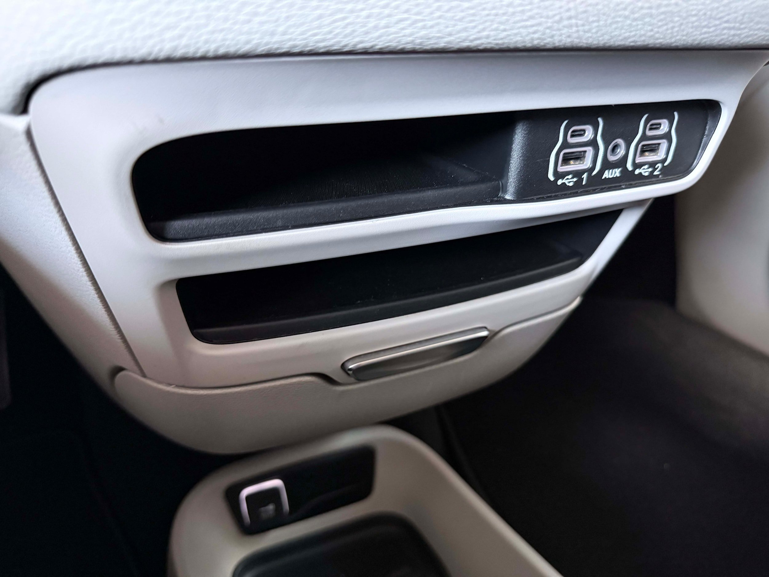 Used 2024 Chrysler Pacifica Limited FWD image 25