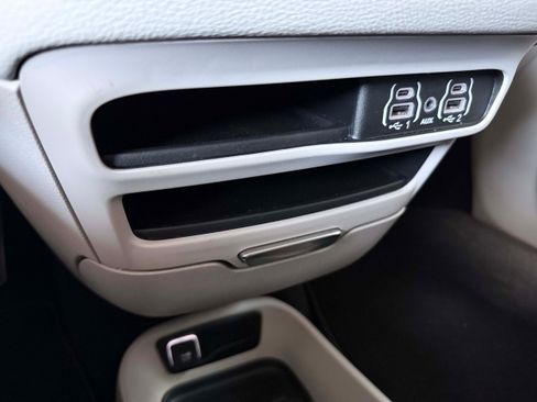 Used 2024 Chrysler Pacifica Limited FWD image 25