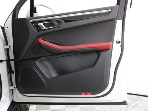 Certified 2025 Porsche Macan image 23
