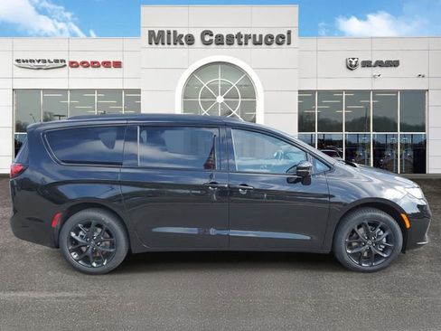 New 2026 Chrysler Pacifica Limited w/ S Appearance Package image 3
