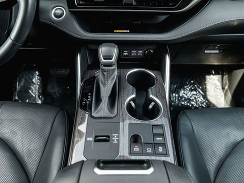 Used 2024 Toyota Highlander Limited image 24