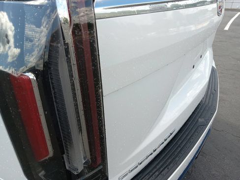 Used 2023 Cadillac Escalade ESV Premium Luxury AWD/4WD image 8