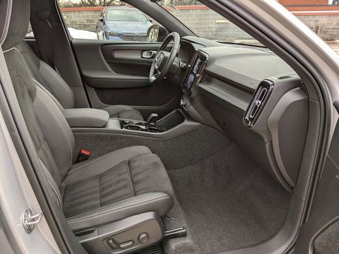 Certified 2025 Volvo XC40 B5 Plus image 22